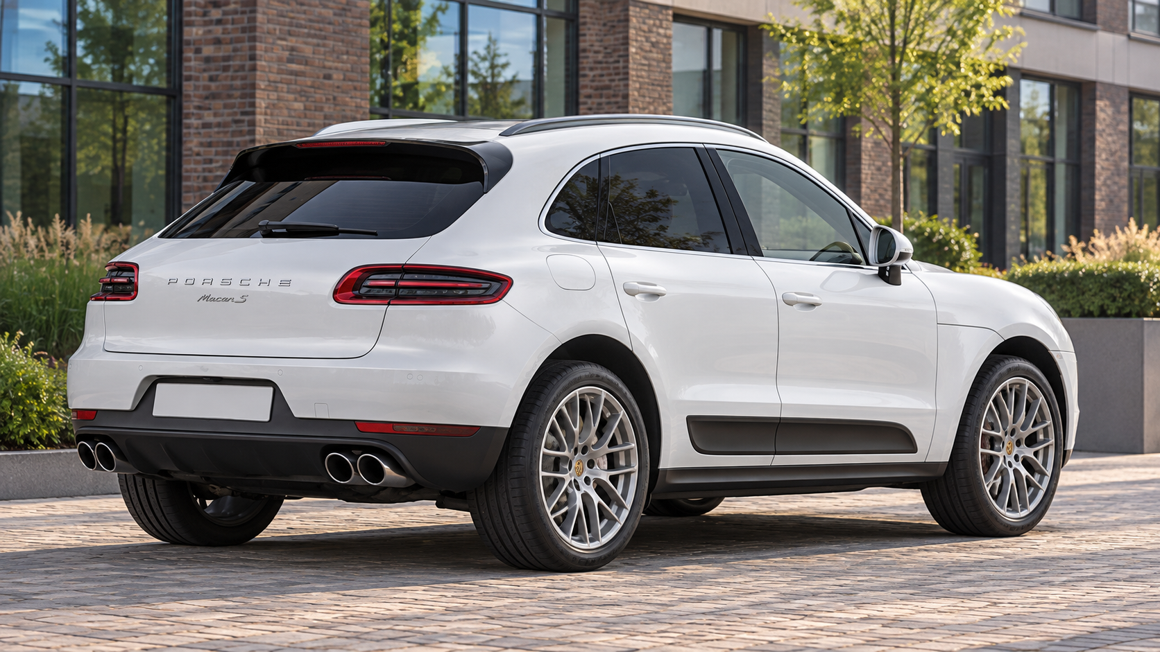 Witte Porsche Macan S Diesel met afzonderlijke achterlichten van rechtsachter