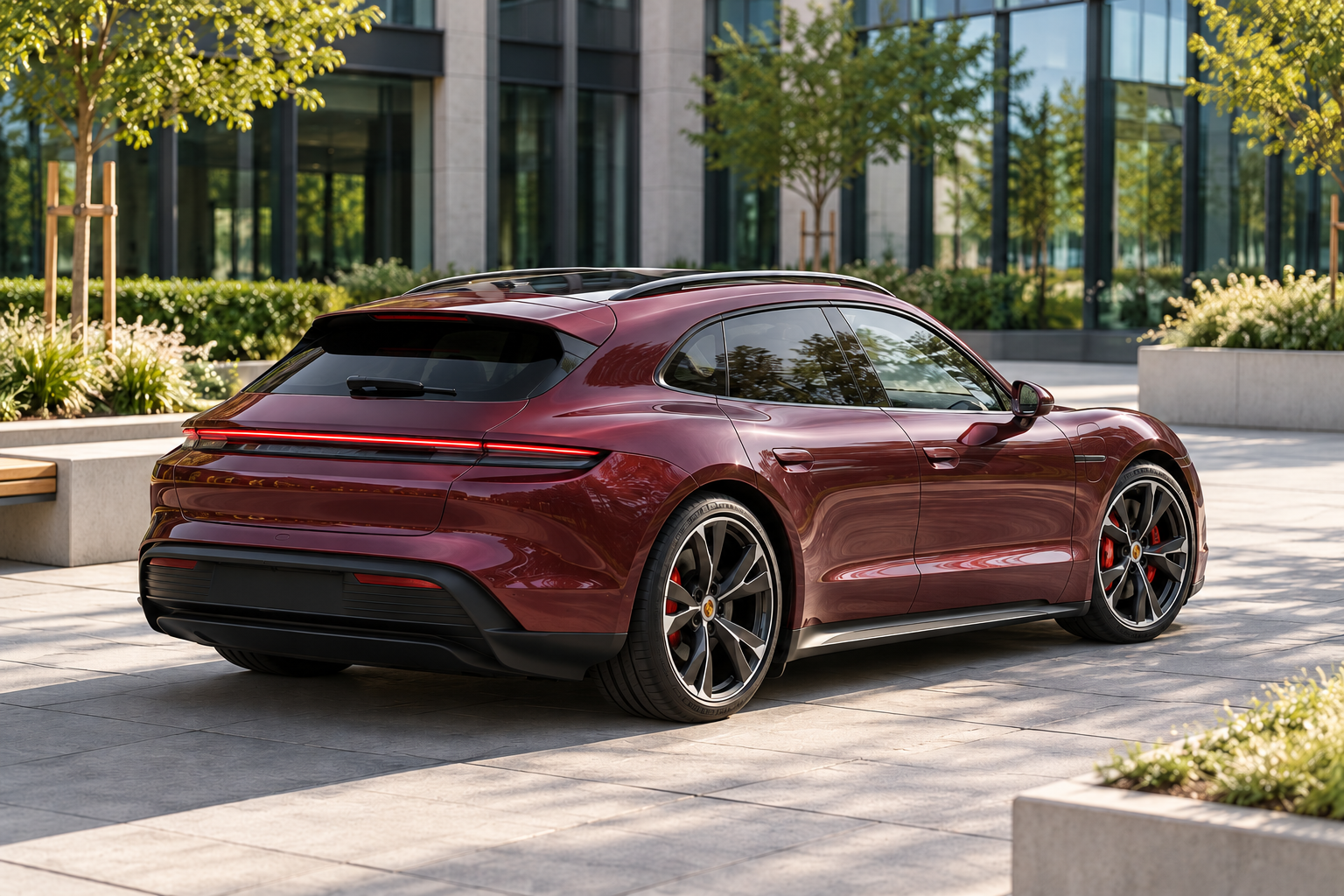 Bordeauxrode Taycan 4S Sport Turismo met grote achterklep en zonder zwarte wielkastbescherming
