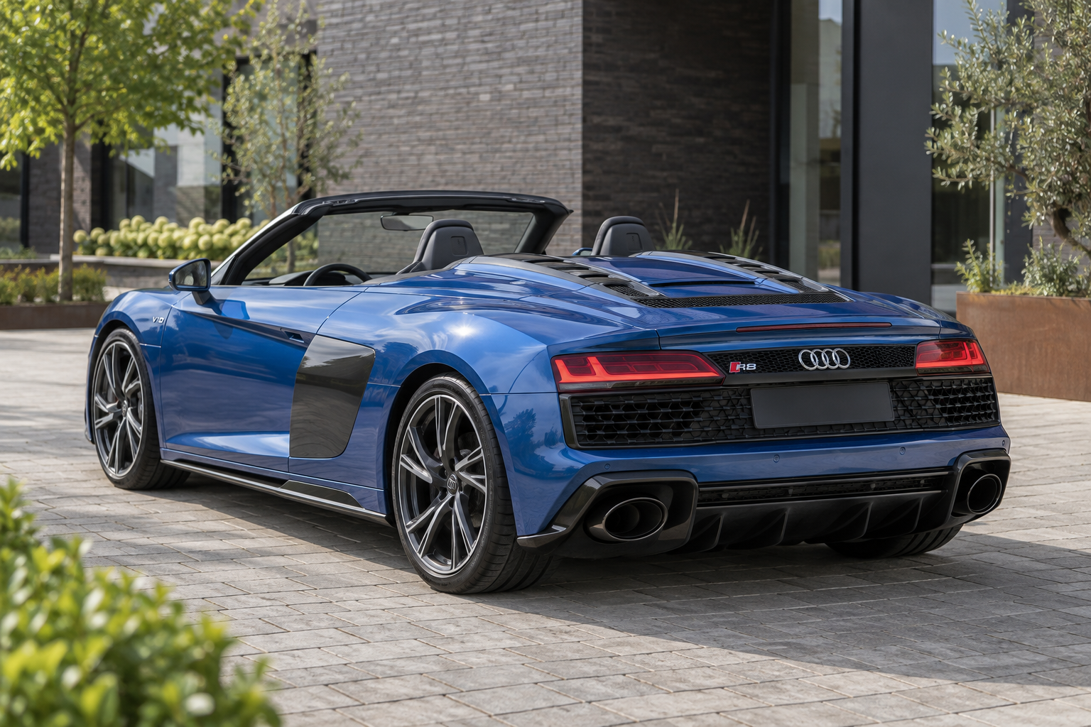 Blauwe Audi R8 Spyder als modelillustratie, met geopend dak van achteren gezien