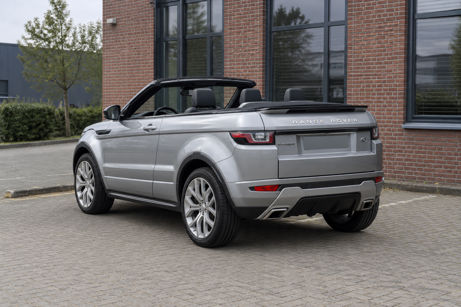 Range Rover Evoque Convertible met geopend stoffen dak op een Nederlandse buitenweg