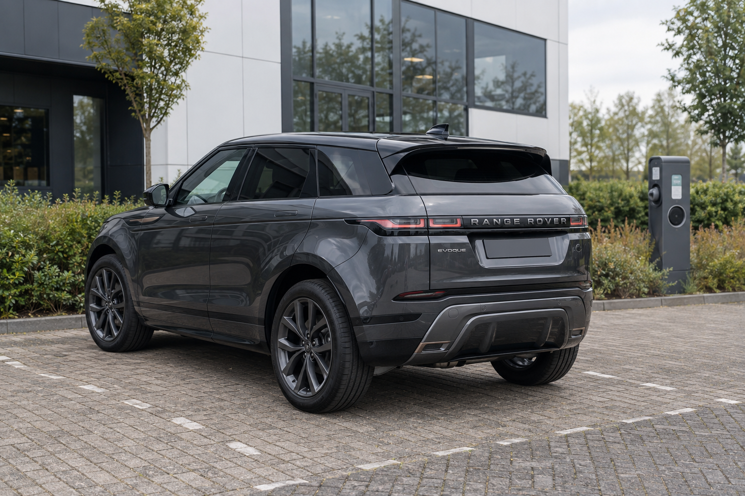 Range Rover Evoque P300e bij een laadplek op een Nederlands bedrijfsterrein