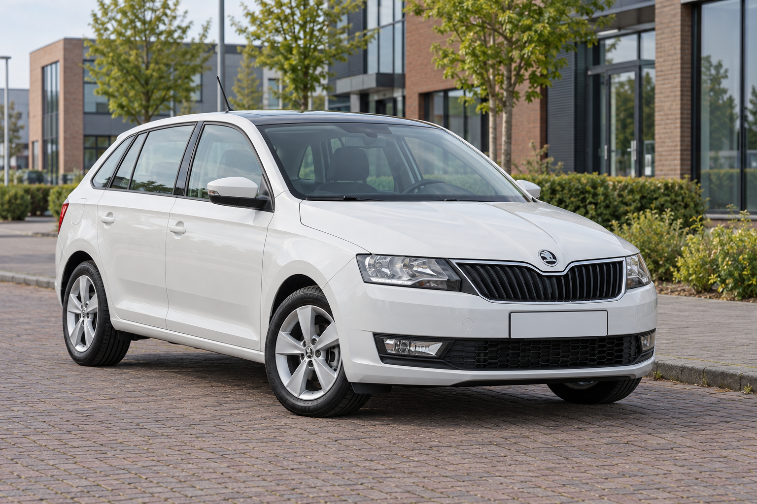 Witte &Scaron;koda Rapid Spaceback van voren; het beeld is geen bewijs van de dieselmotor in een afzonderlijk aangeboden auto