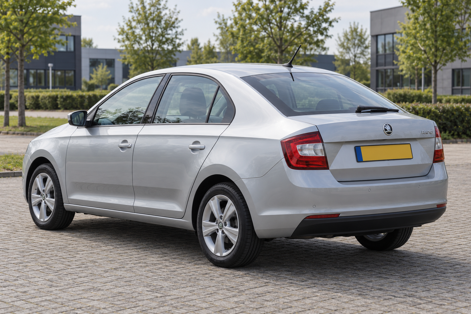 Zilveren Europese &Scaron;koda Rapid liftback van achteren, met de schuin aflopende achterruit en afzonderlijke korte achterdek-vorm
