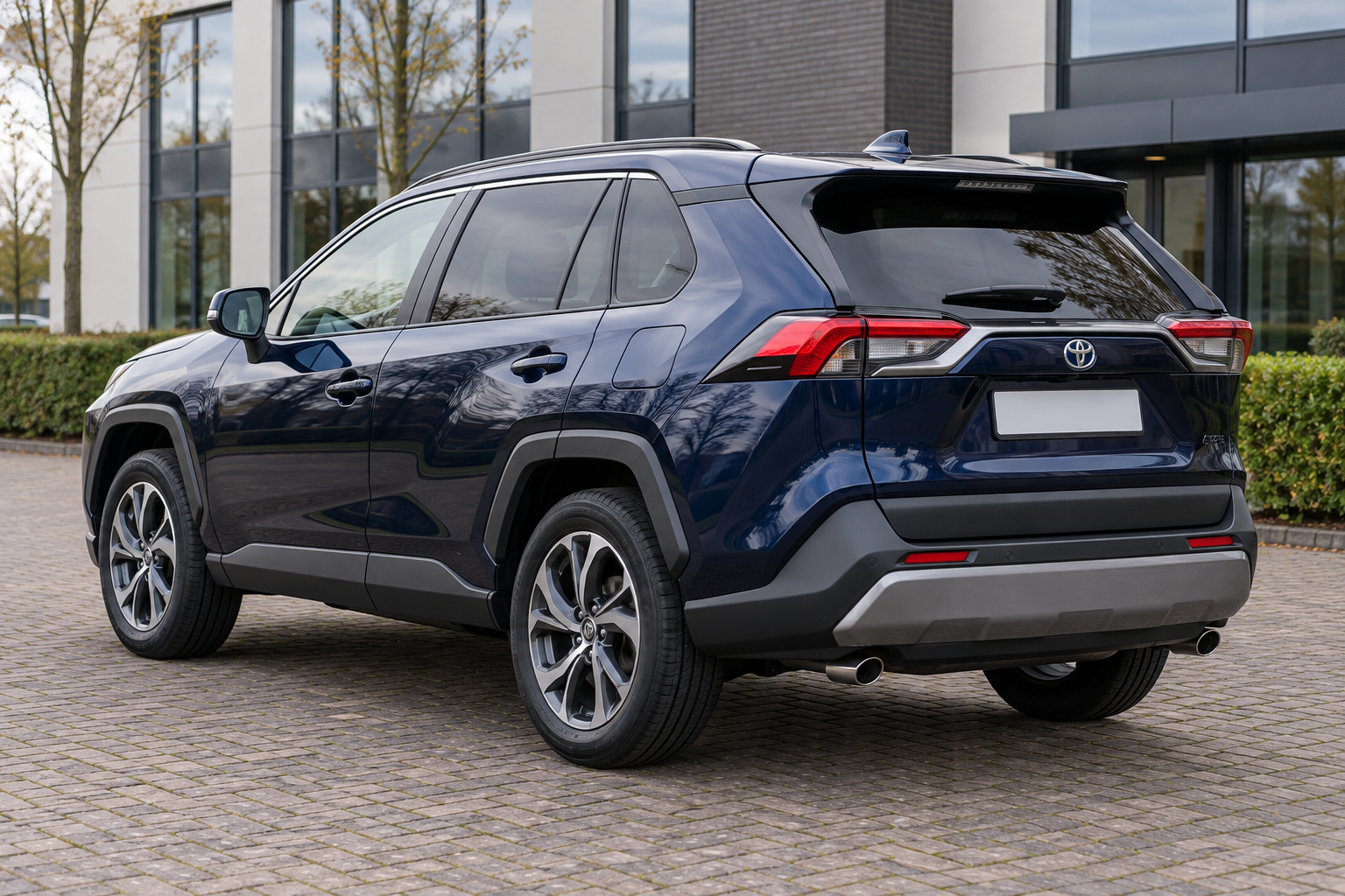 Latere vijfde generatie Toyota RAV4 van achteren, ter vergelijking met de oudere 2.0-generatie