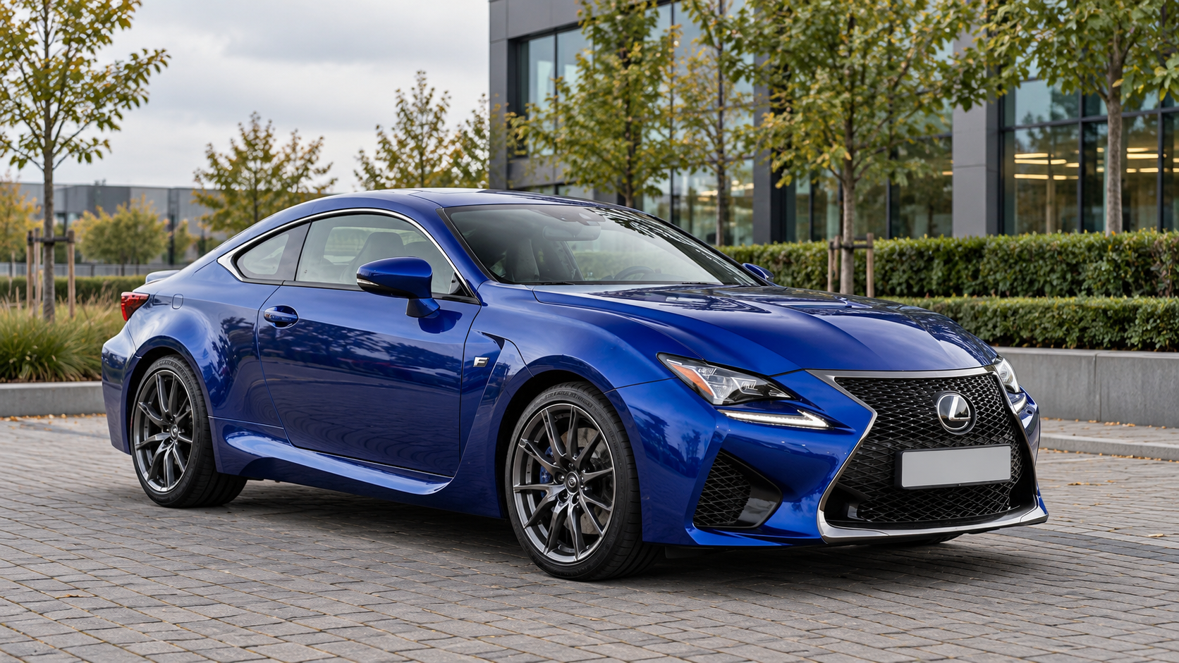 Blauwe Lexus RC F V8 als illustratie van de andere uitvoering dan de RC 300h