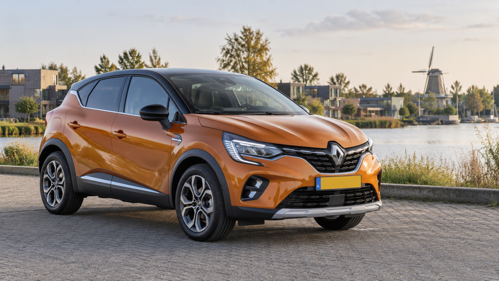 Oranje Renault Captur van de eerdere tweede generatie, van voren met zwart dak