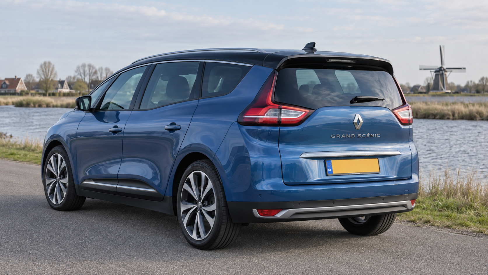 Renault Grand Sc&eacute;nic IV met lange carrosserie; oudere generaties hebben een andere vorm