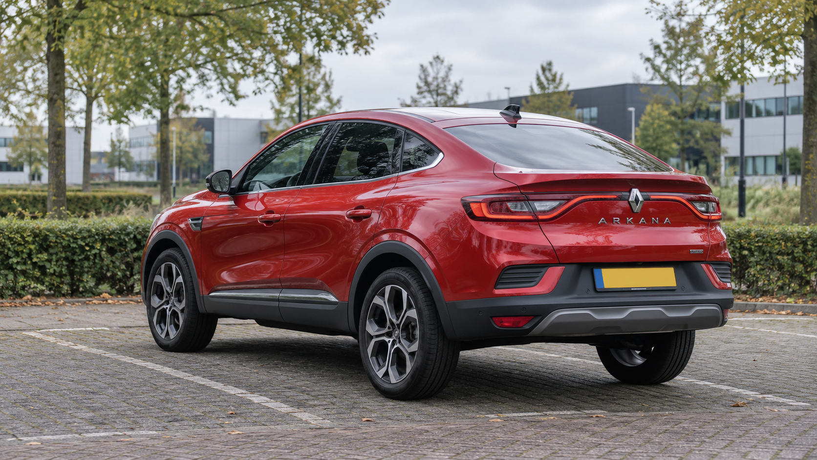 Renault Arkana van achteren met aflopende daklijn