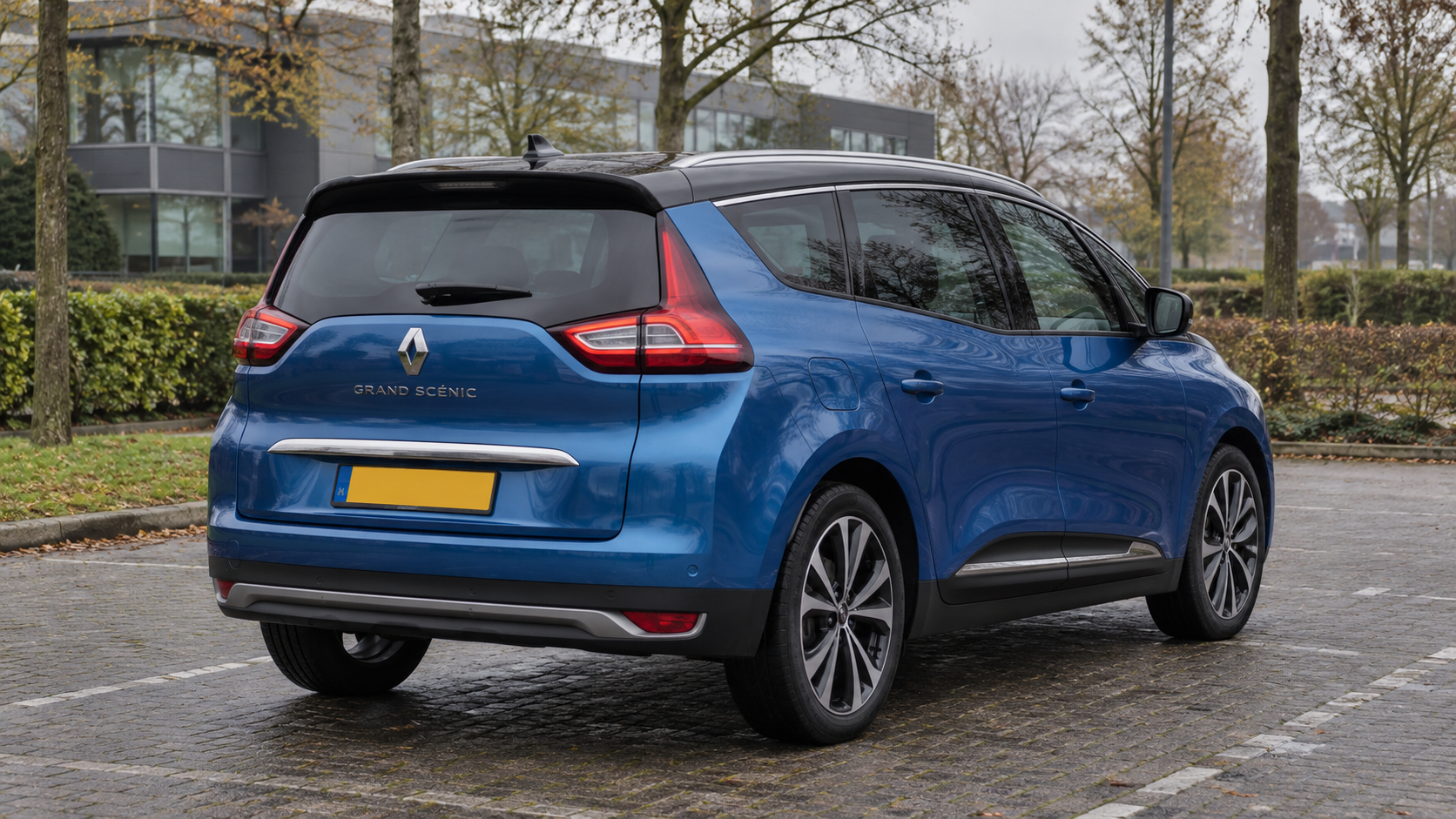 Renault Grand Sc&eacute;nic met lange carrosserie en achterklep