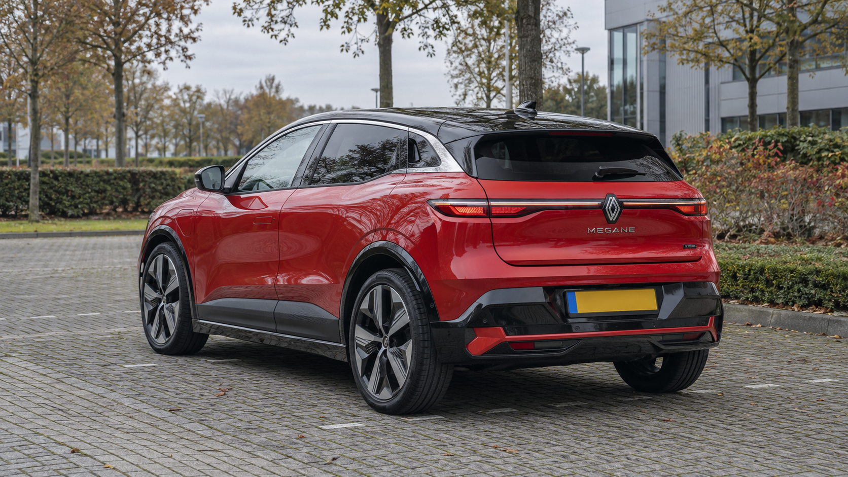 Megane E-Tech electric uit de eerdere reeks van achteren