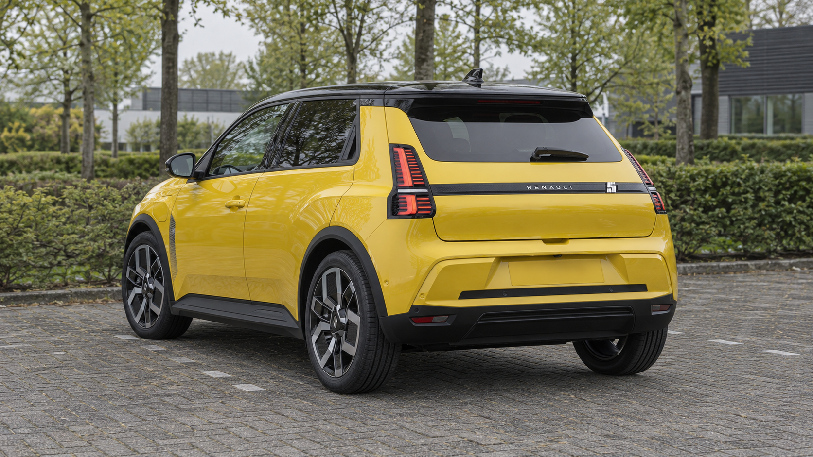 Moderne Renault 5 E-Tech electric met verticale achterlichten