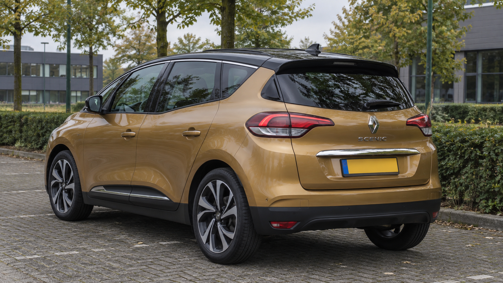 Sc&eacute;nic MPV met hoge daklijn en compacte achterzijde