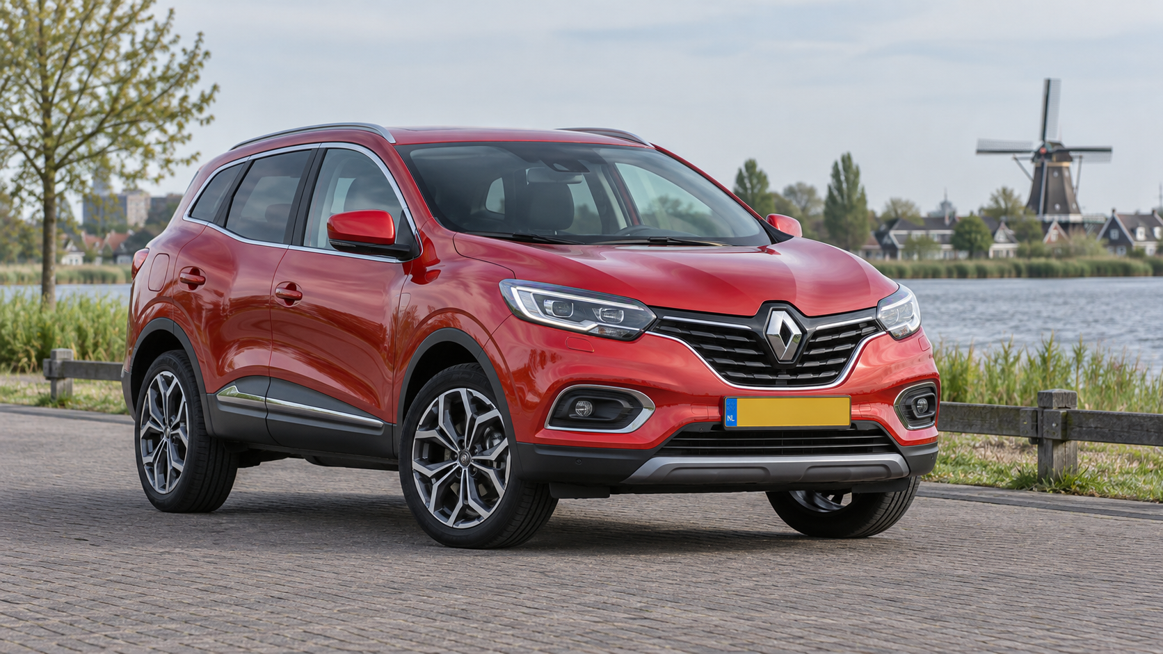 Rode Renault Kadjar van voren; de afbeelding bewijst geen dieselmotor of vierwielaandrijving