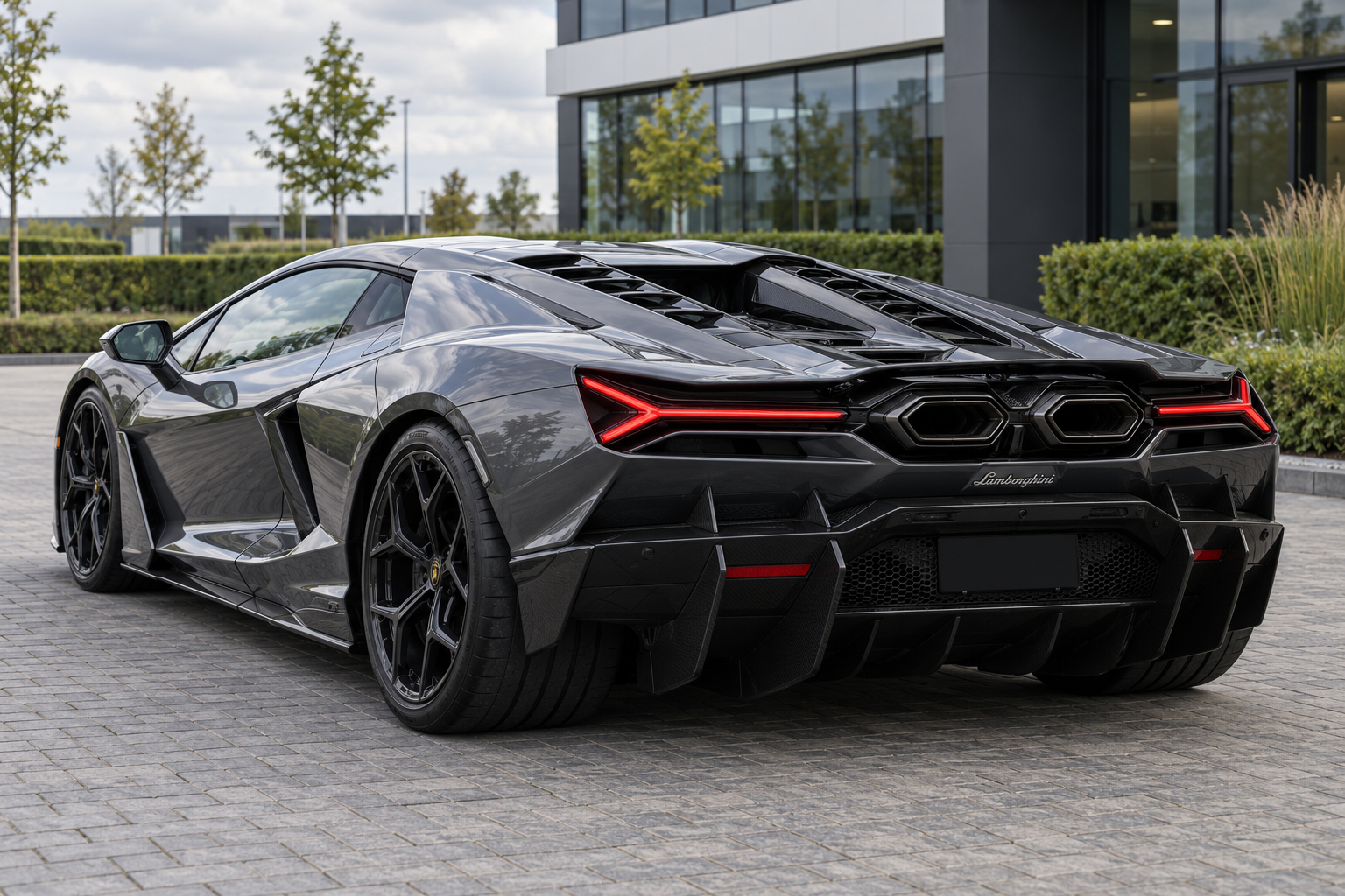 Grijze Lamborghini Revuelto-modelillustratie met de hoge dubbele uitlaat en eigen Y-vormige achterlichten