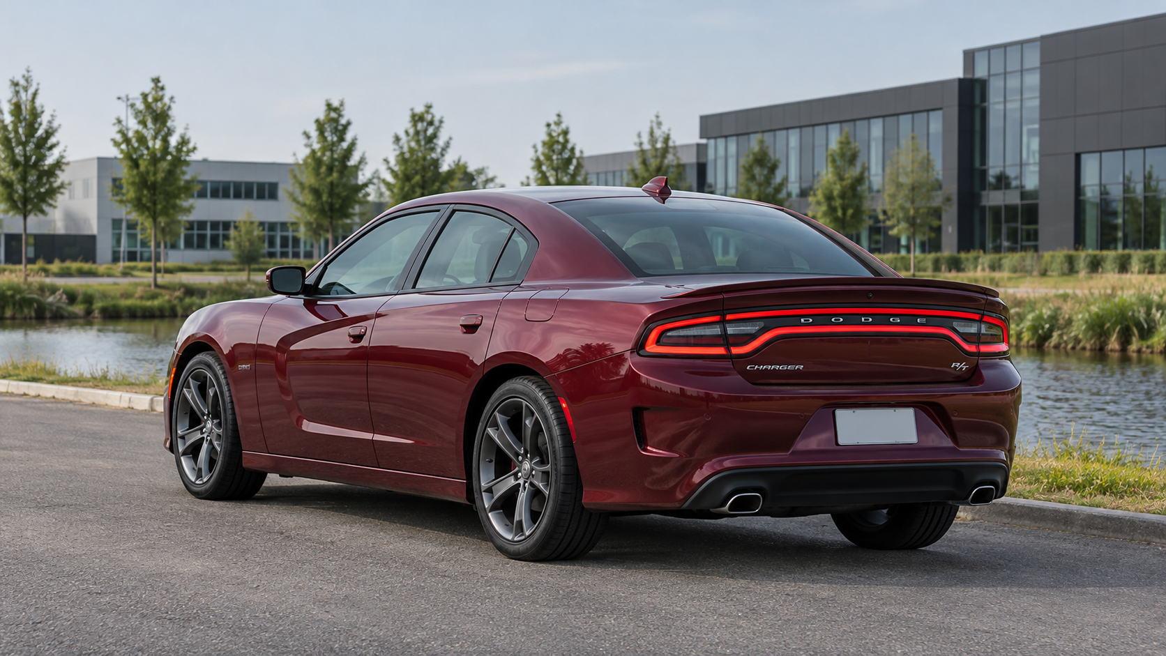 Rode Dodge Charger uit de eerdere benzinesedanreeks van achteren