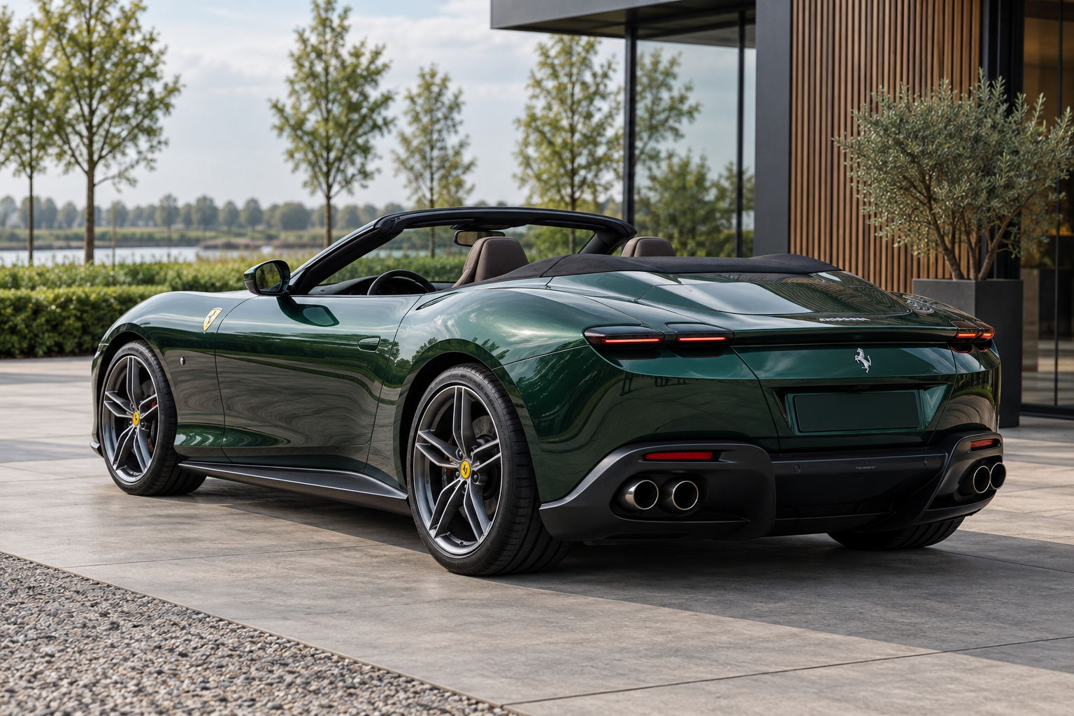 Donkergroene Ferrari Roma Spider met geopende stoffen kap, schuin van achteren