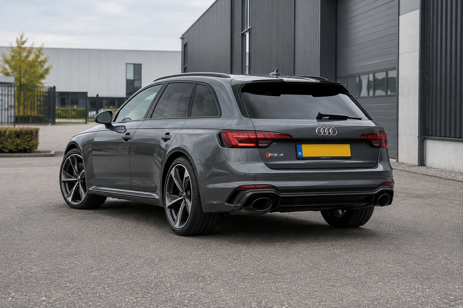 Grijze Audi RS 4 Avant als modelillustratie, met de stationwagonvorm van achteren gezien