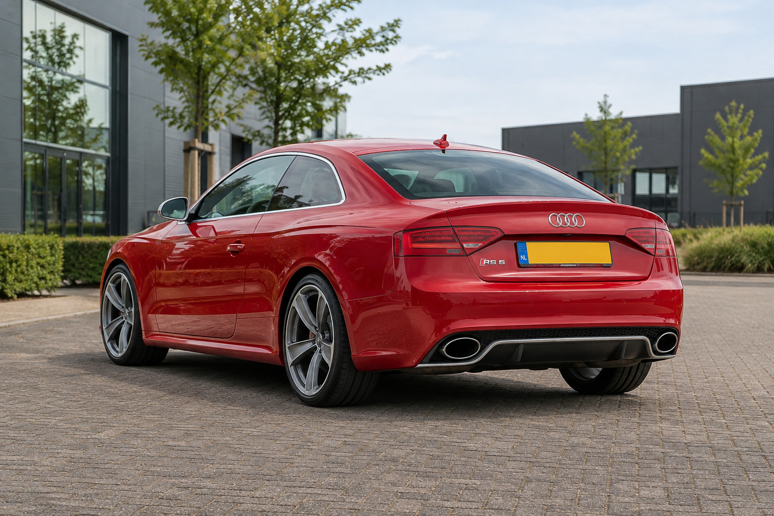 Rode Audi RS 5 Coup&eacute; als illustratie van een oudere benzinegeneratie