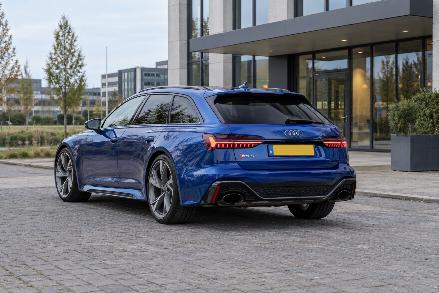 Blauwe Audi RS 6 Avant C8 als illustratie van de stationwagonvorm