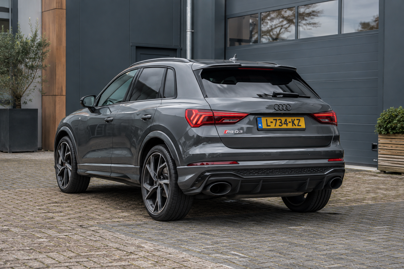 Grijze Audi RS Q3 als illustratie van de hogere reguliere SUV-carrosserie
