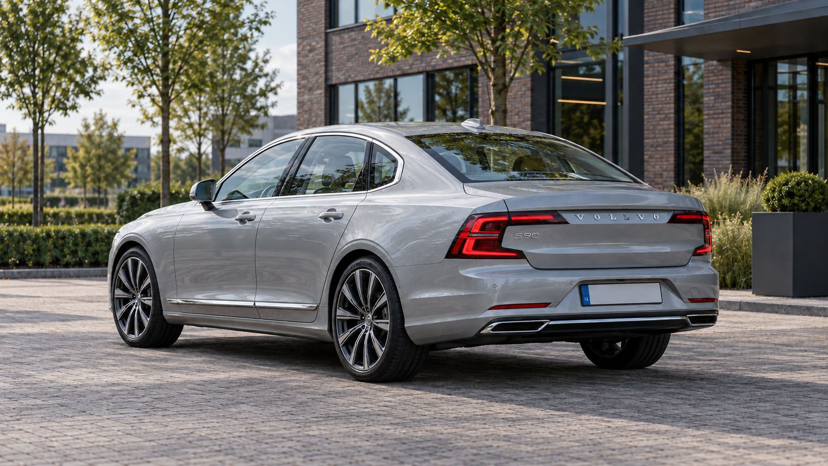 Volvo S90 met afzonderlijk sedan-kofferdeksel, van achteren gezien