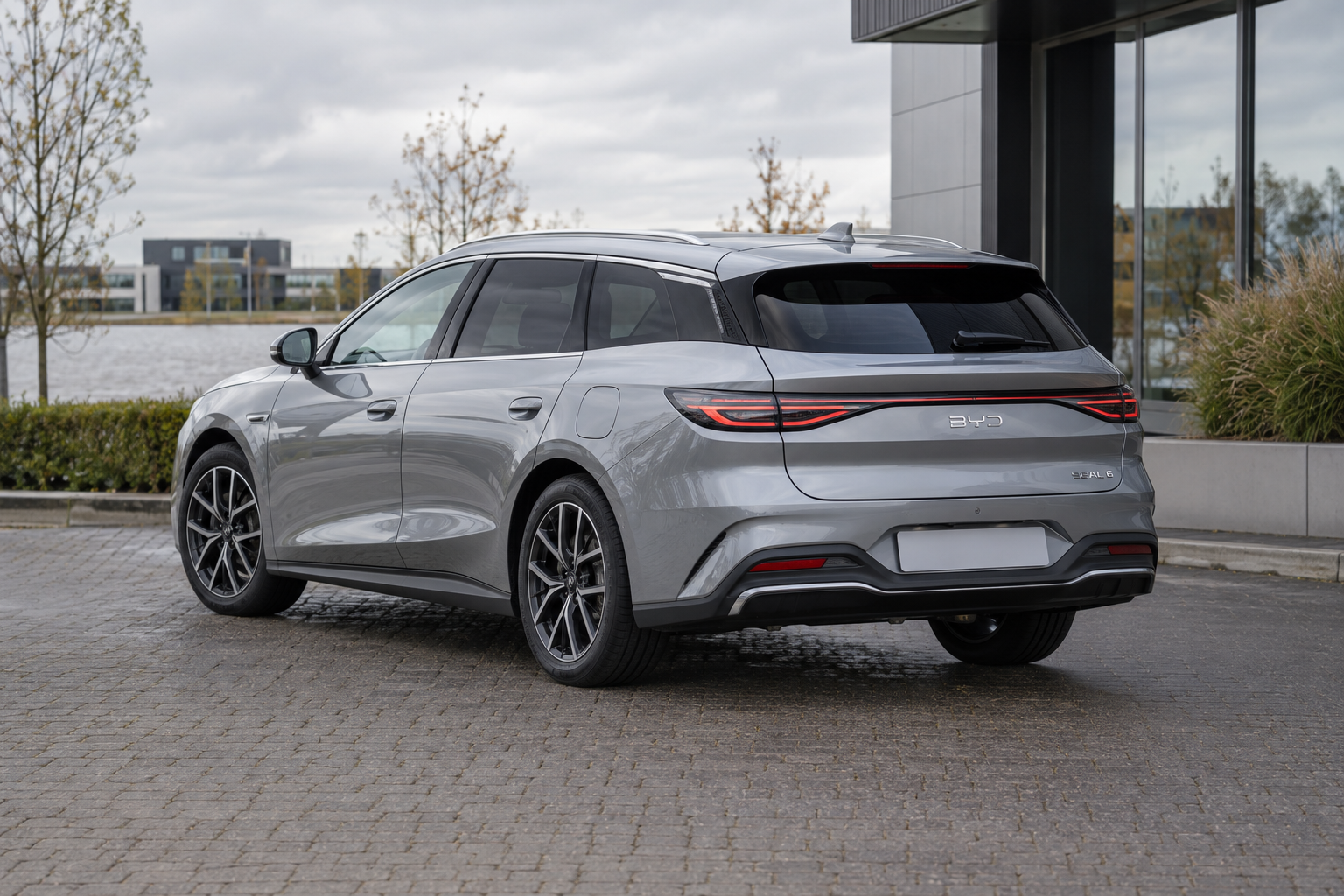 BYD SEAL 6 DM-i TOURING, achterzijde &mdash; illustratief autobeeld