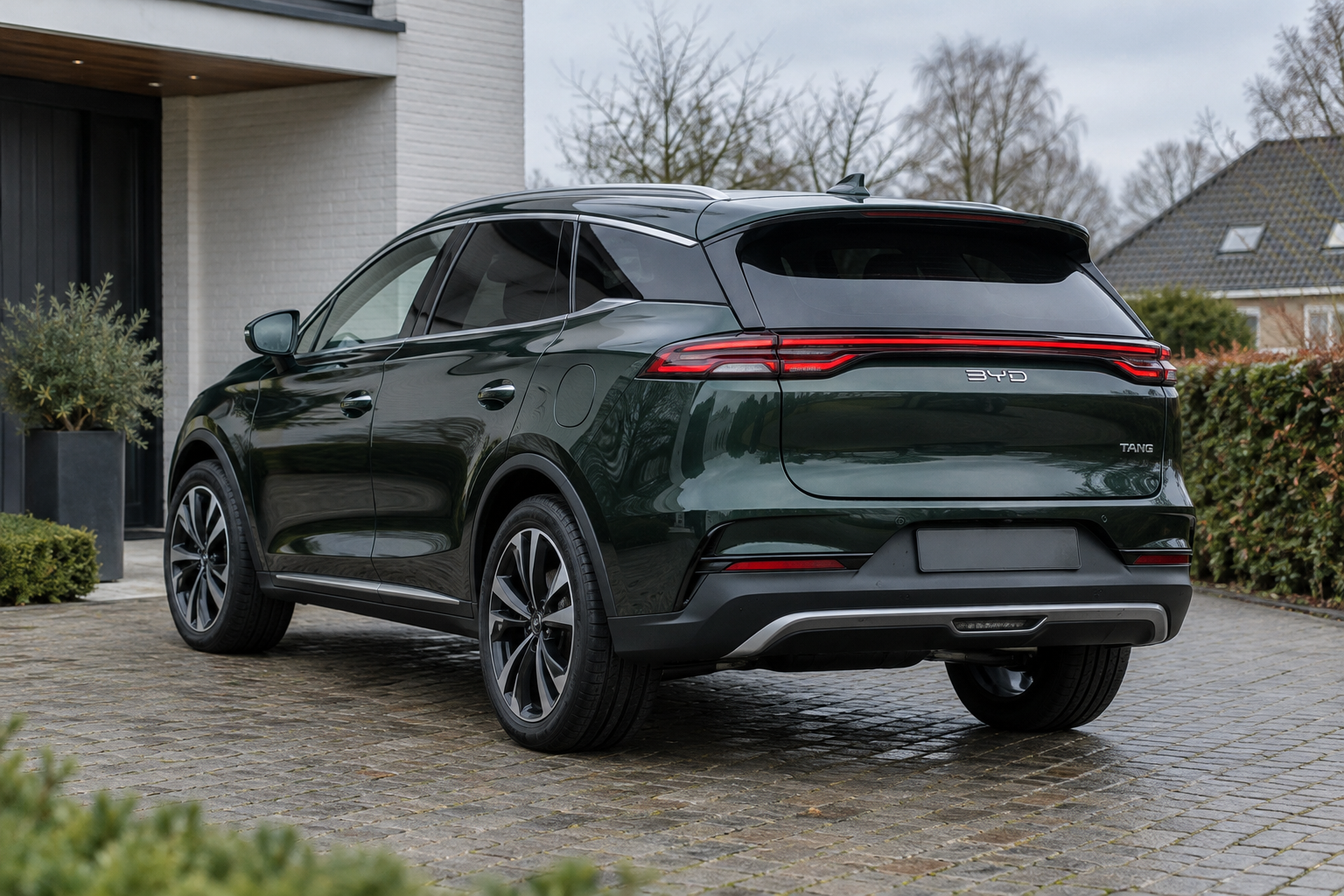 De vernieuwde BYD TANG SUV van achteren
