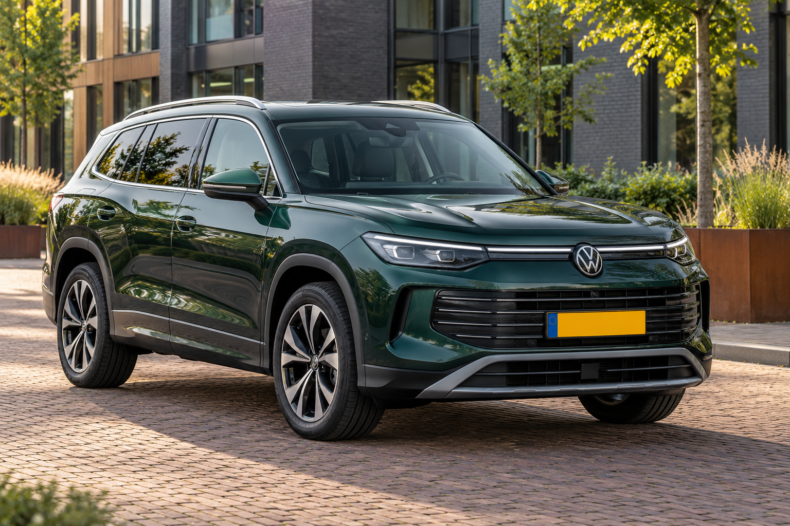Groene Volkswagen Tayron met de lange SUV-carrosserie van voren