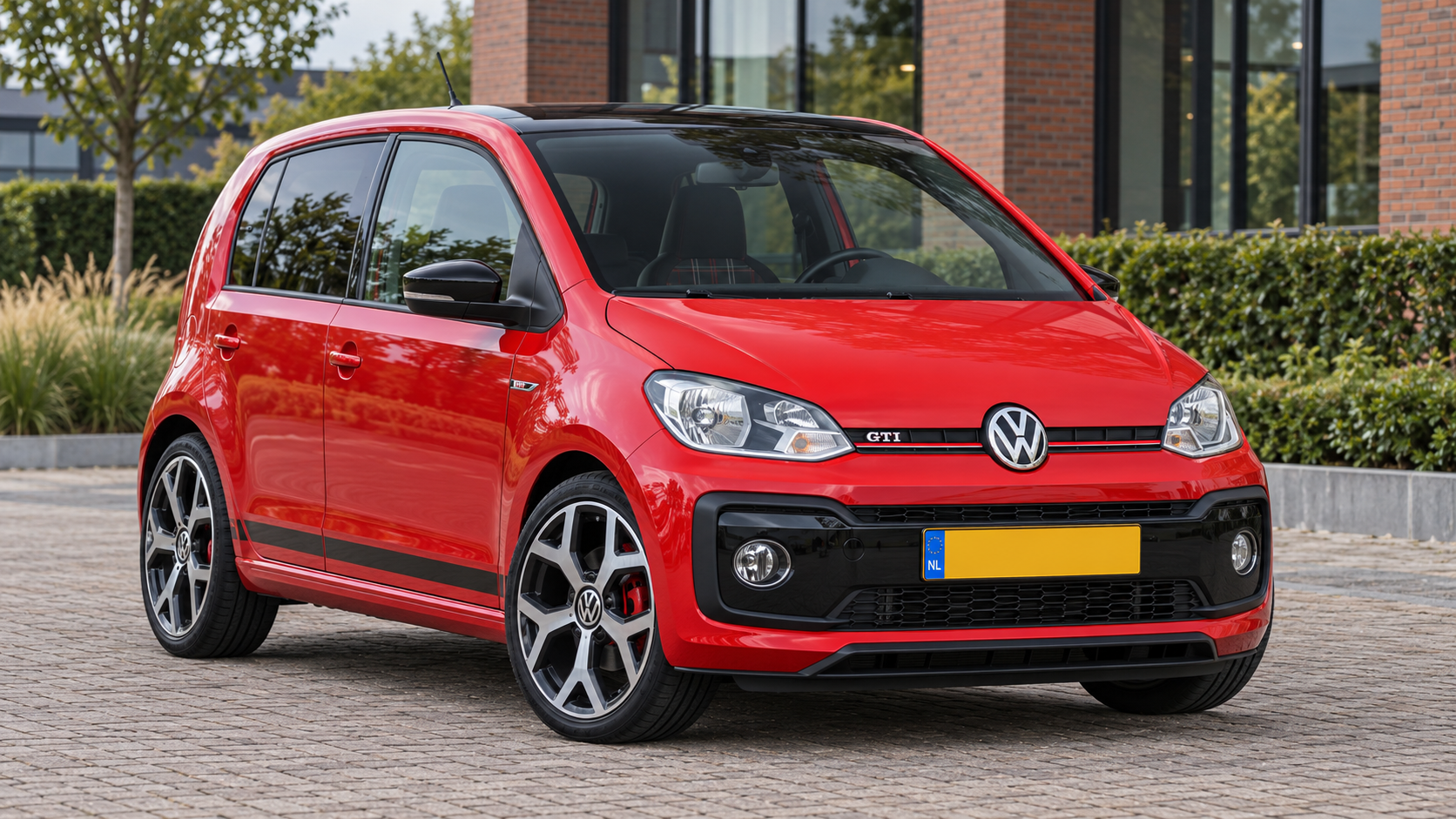Rode Volkswagen up! GTI van voren met GTI-badge en rode grillelijn
