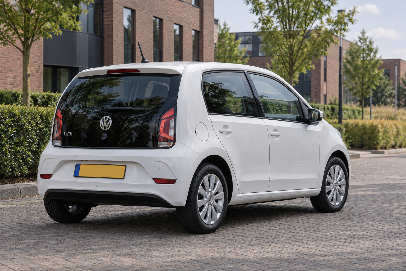 Witte Volkswagen up! benzine van achteren met zwarte glazen achterklep