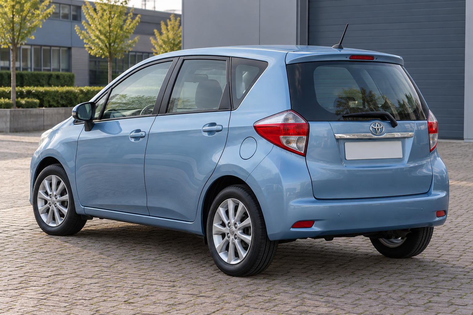 Compacte Toyota Verso-S van achteren, afzonderlijke modelreeks