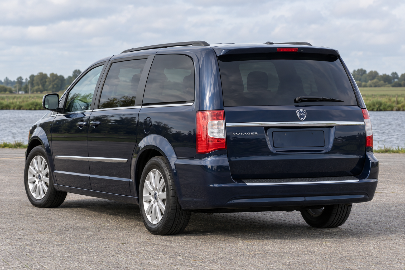 Donkerblauwe Lancia Voyager personen-MPV met de hoge achterklep en lange carrosserie