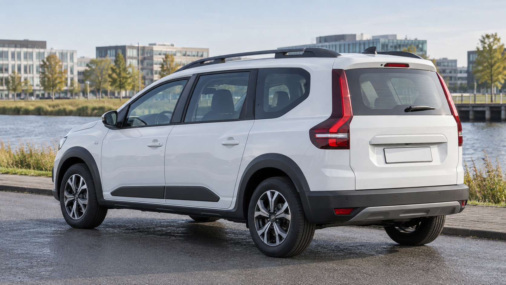 Witte Dacia Jogger schuin van achteren bij een bedrijfspand