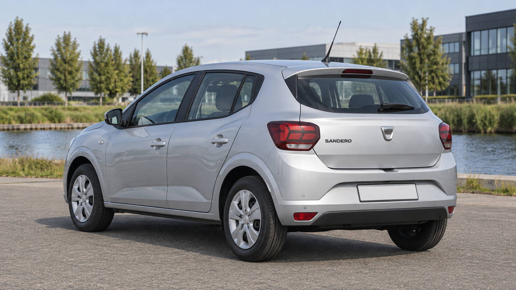 Witte oudere reguliere Dacia Sandero hatchback, ter vergelijking binnen de modelfamilie