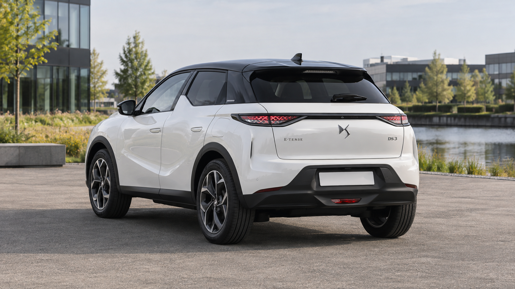 Witte DS 3 E-TENSE compacte vijfdeurs SUV van achteren