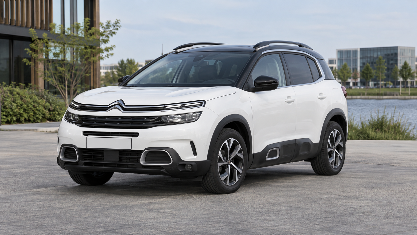Witte oudere Citro&euml;n C5 Aircross met gescheiden koplampen als vergelijking met de nieuwe generatie