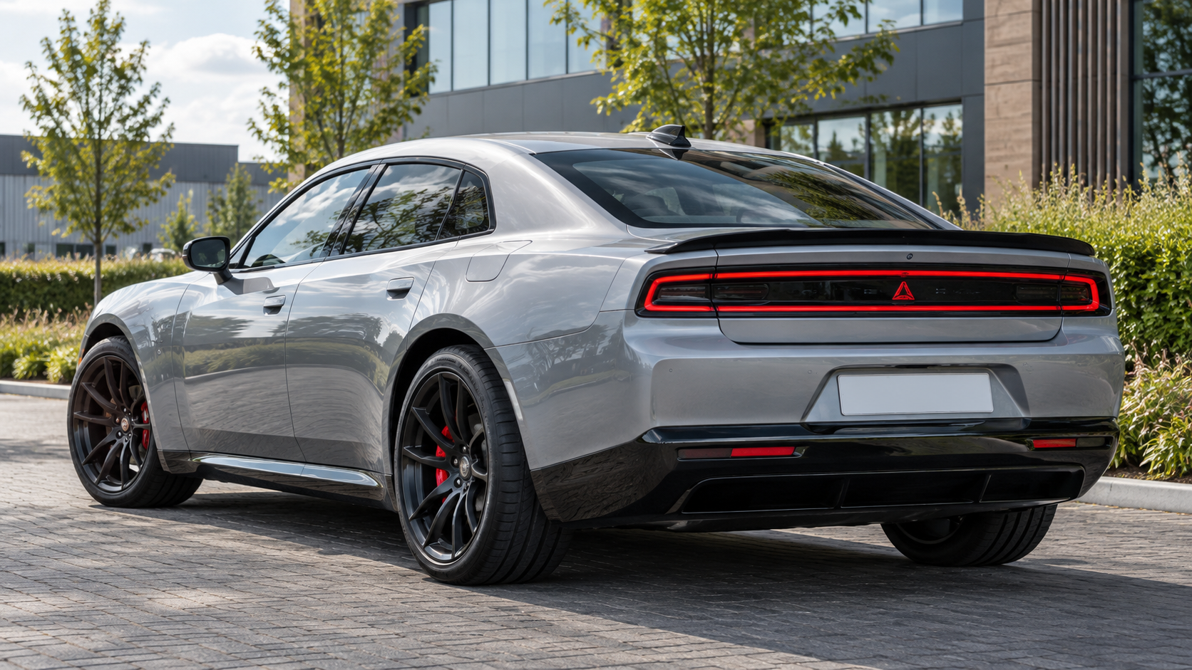 Nieuwe zilvergrijze vierdoorse Dodge Charger Daytona van achteren
