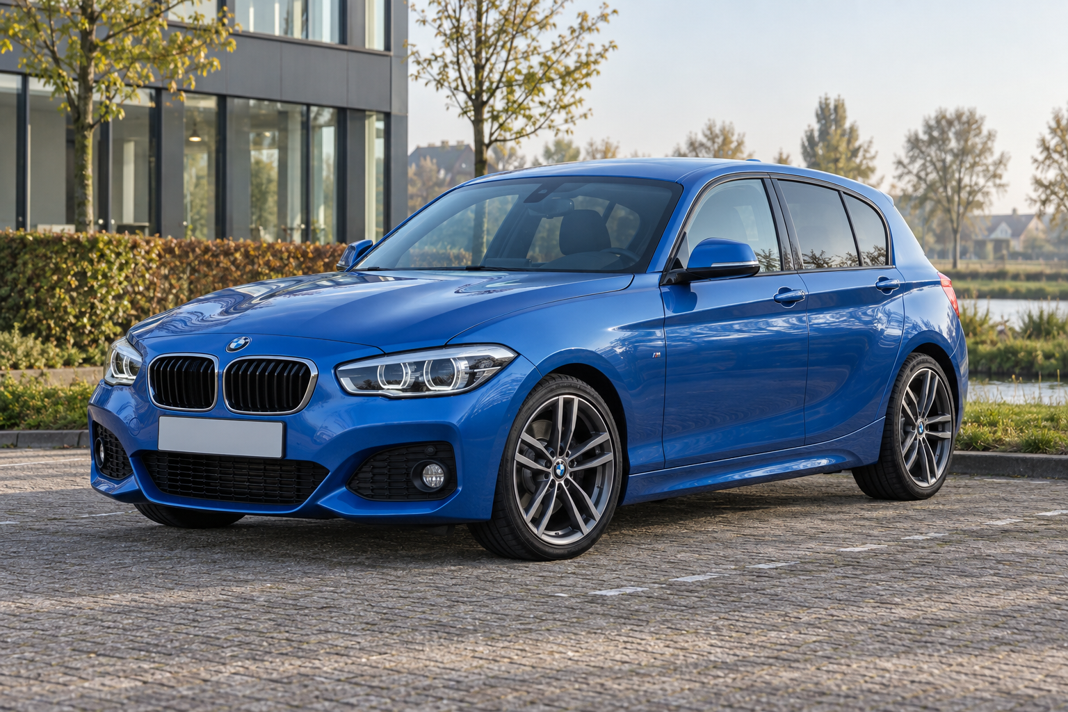 Blauwe BMW 1 Serie F20 facelift met sportieve bumpers en lichtmetalen wielen