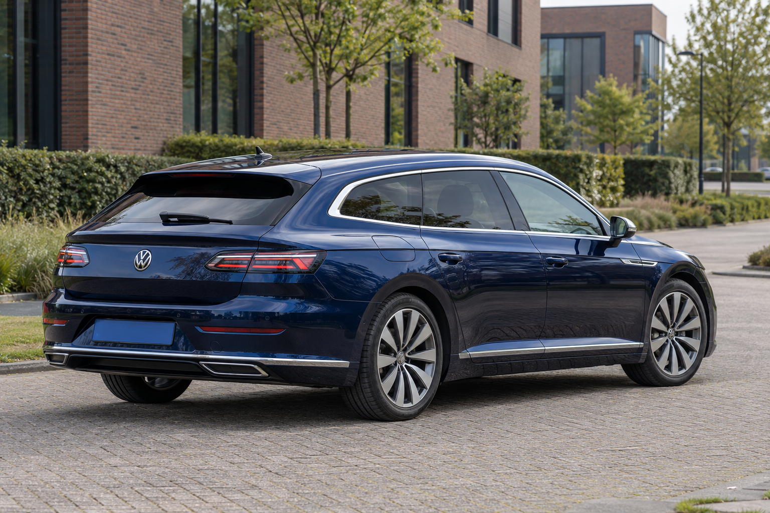 Volkswagen Arteon Shooting Brake; carrosseriebeeld bij de vergelijking van R en R-Line