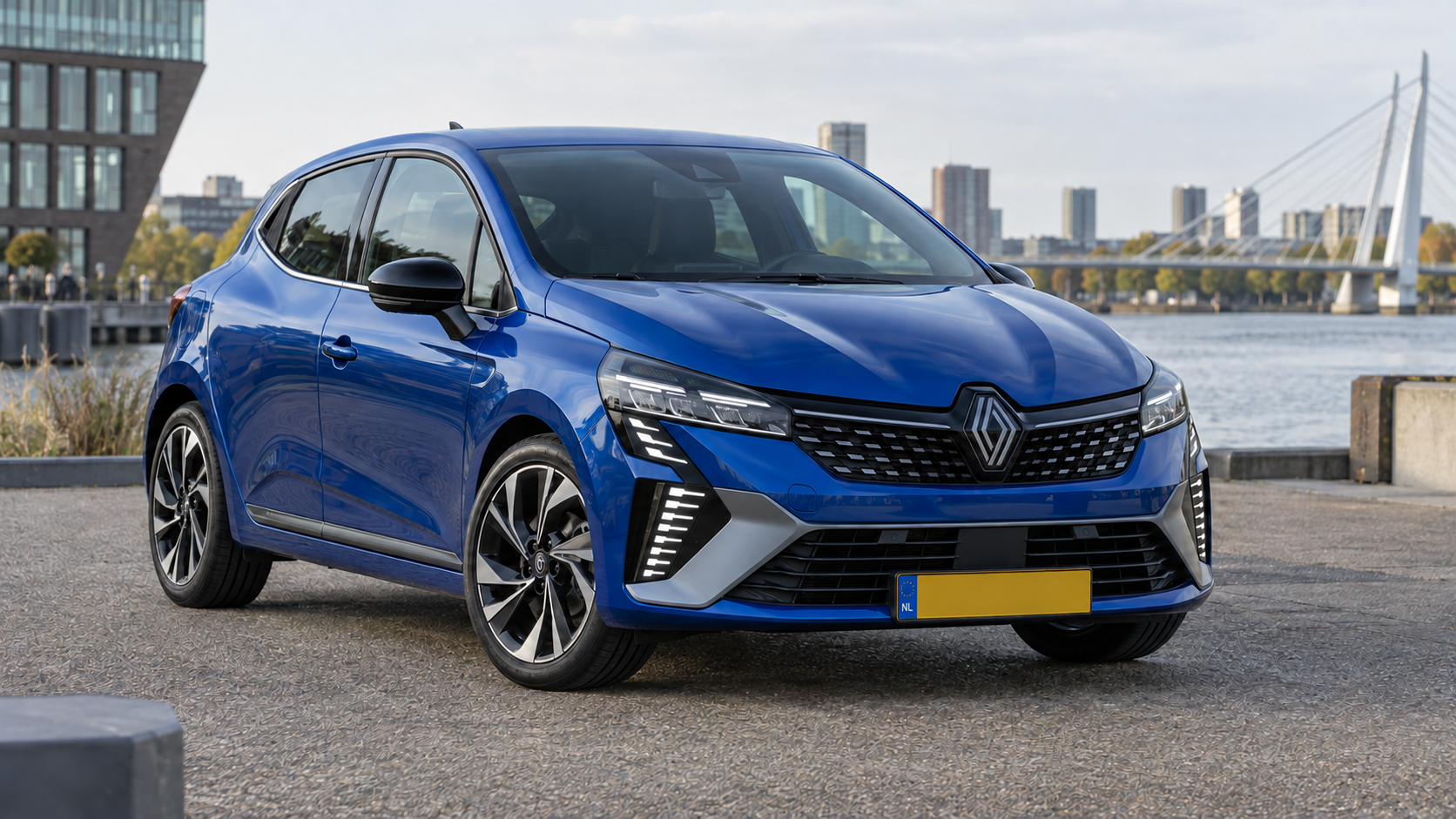 Blauwe Renault Clio V hatchback met vernieuwd front vanaf 2023
