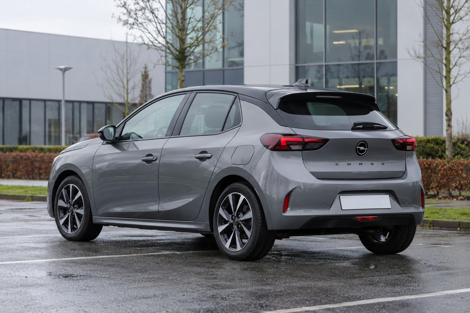 Opel Corsa Hybrid hatchback op een rustige stedelijke straat