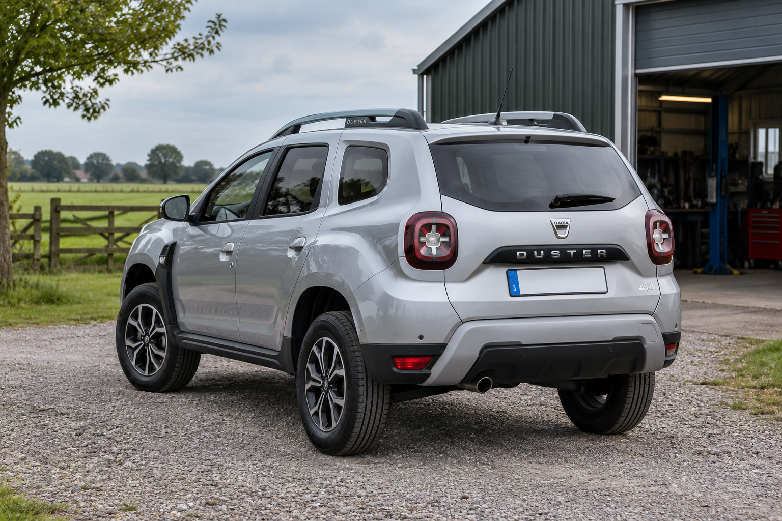 Dacia Duster van de tweede generatie op een stevige onverharde toegangsweg