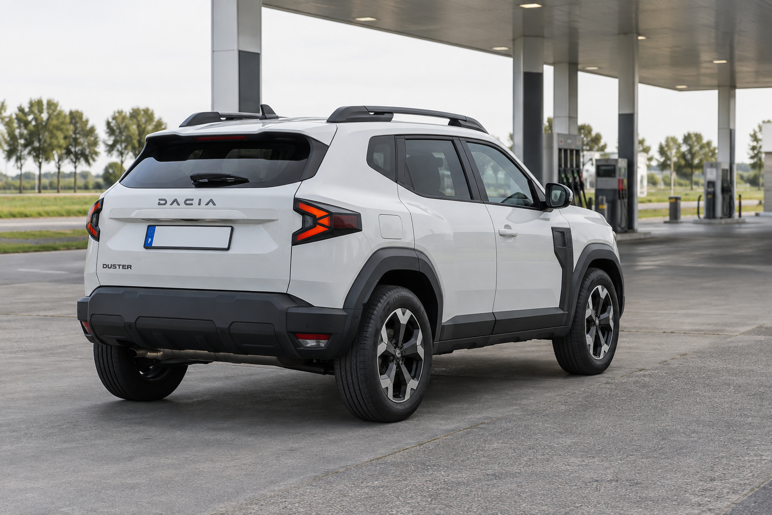 Dacia Duster ECO-G van de derde generatie bij een Nederlands tankstation
