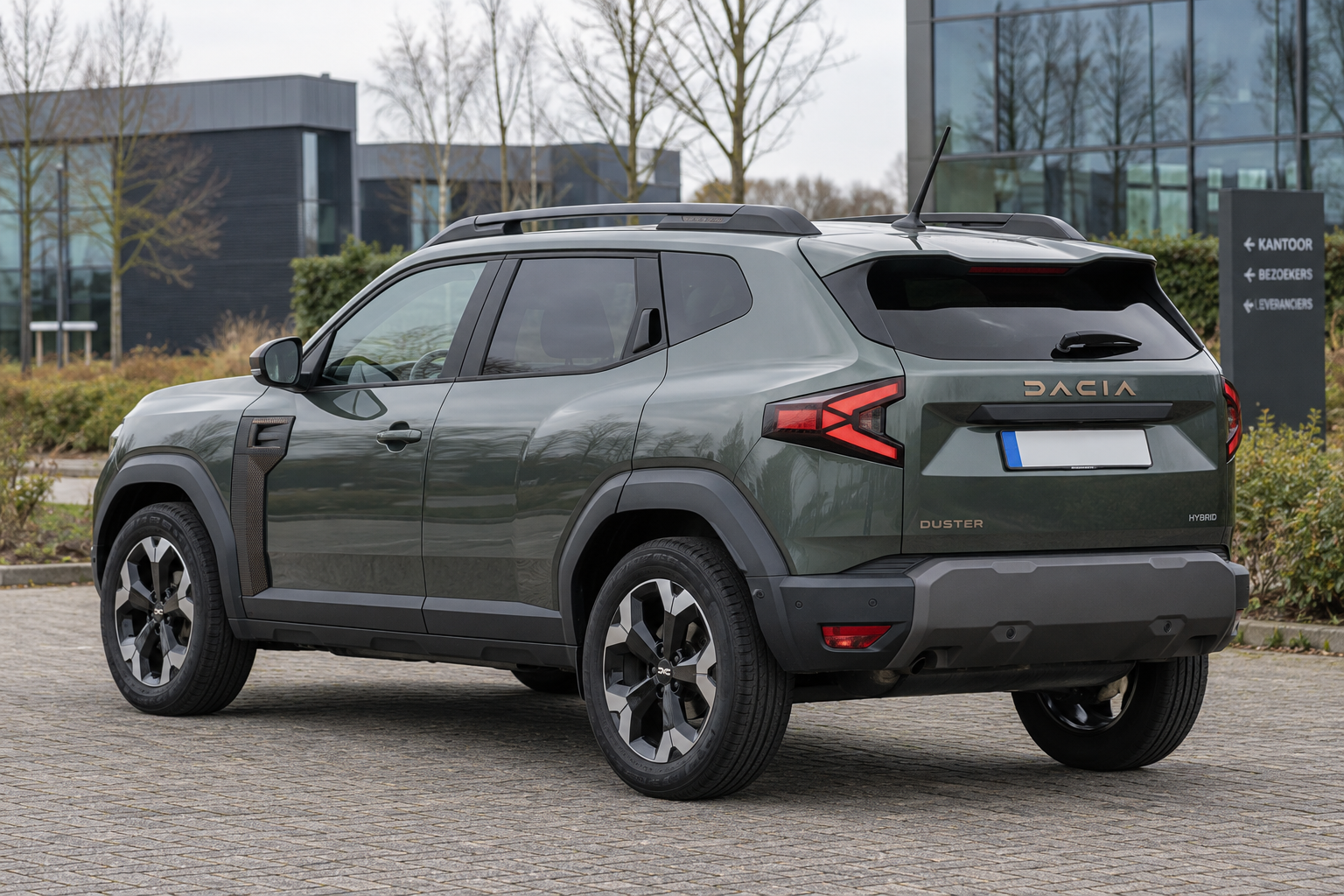 Dacia Duster van de derde generatie op een rustige Nederlandse parkeerplaats