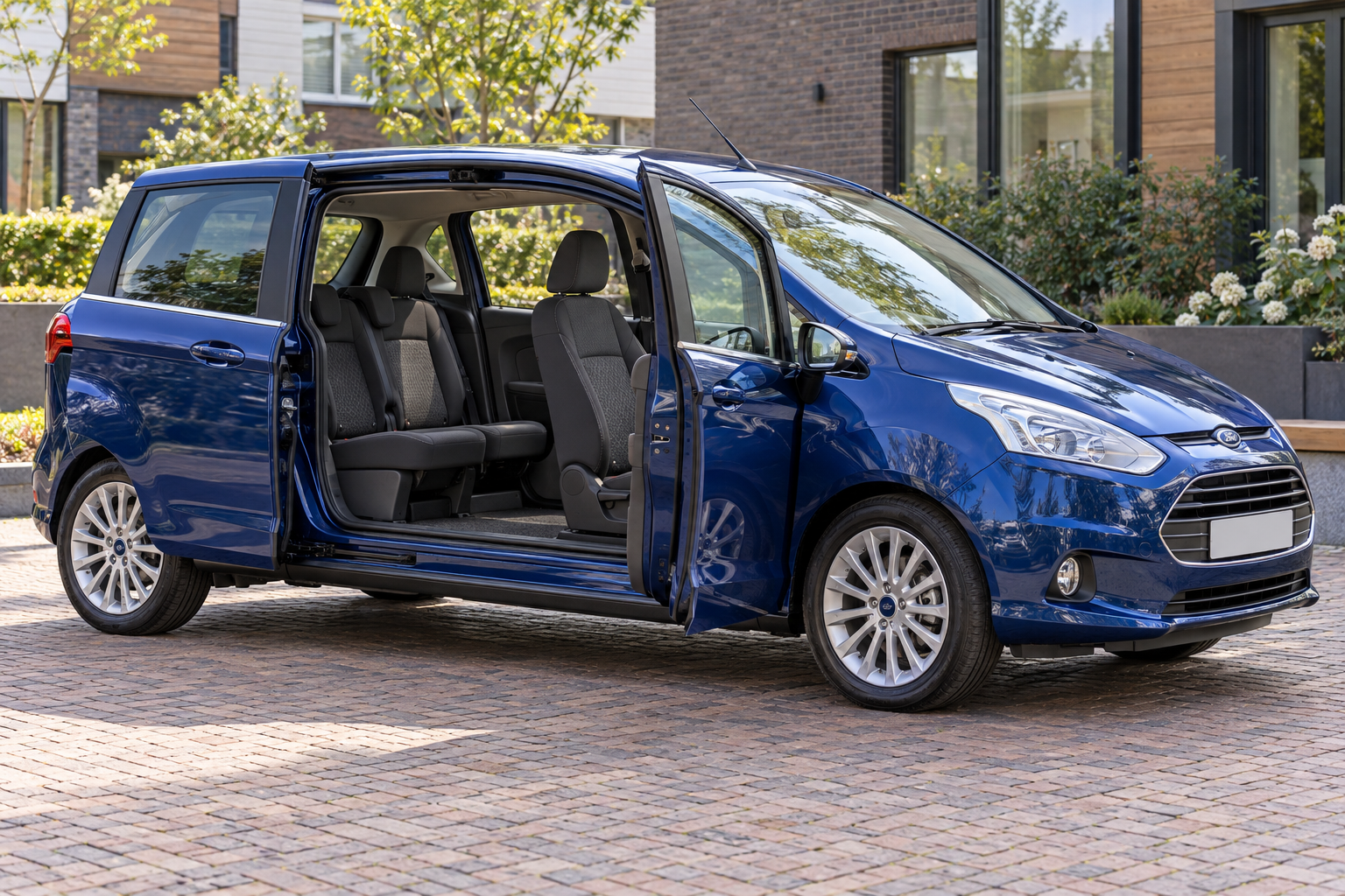 Ford B-MAX met de kenmerkende open zijtoegang, ter illustratie van de modelfamilie