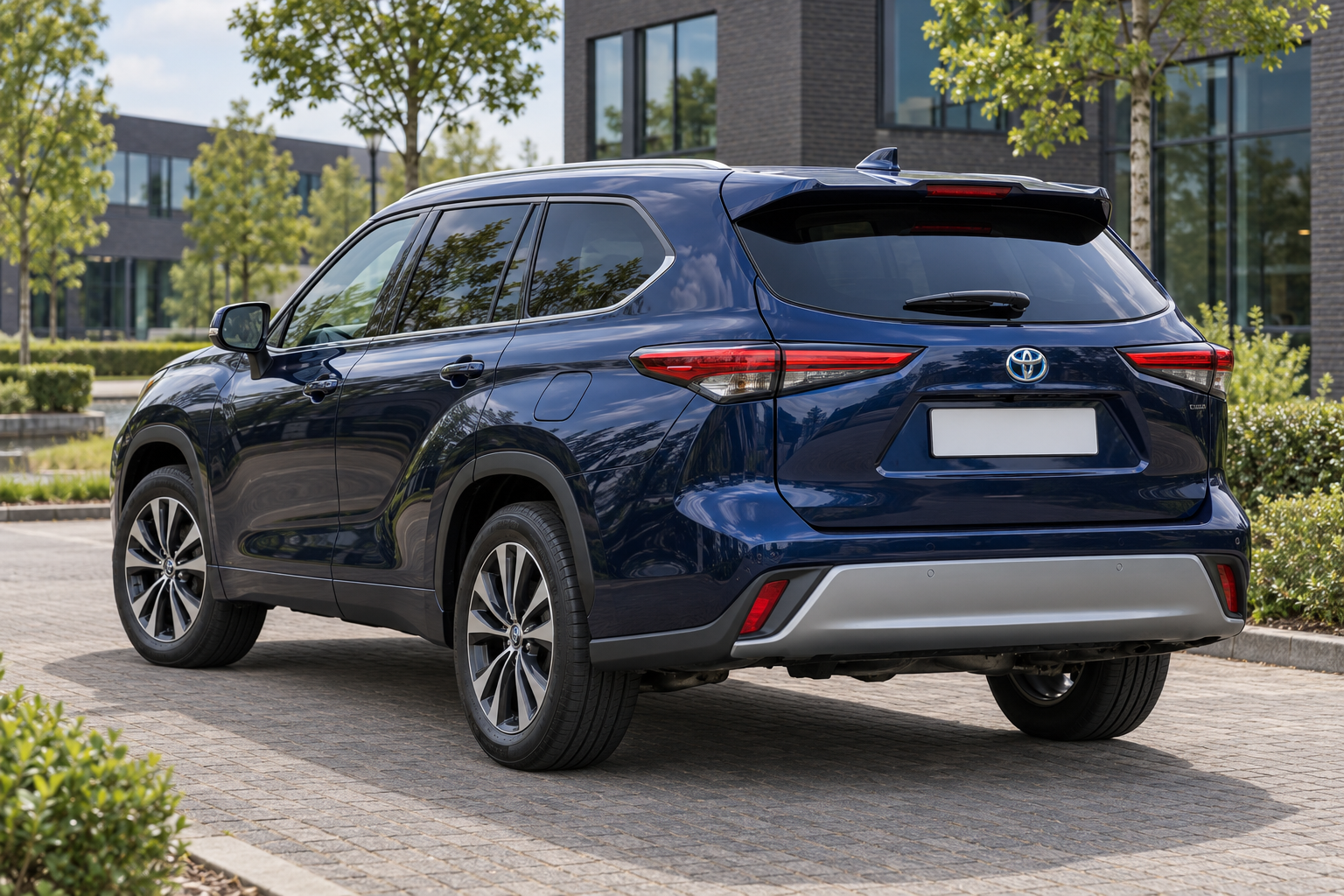 Toyota Highlander van de besproken Europese hybride generatie, van achteren