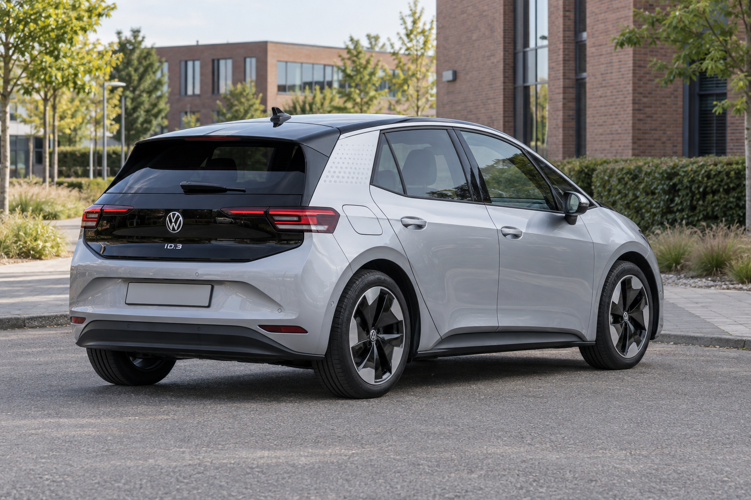 Eerdere gewone Volkswagen ID.3 van achteren als vergelijking naast de GTX Performance