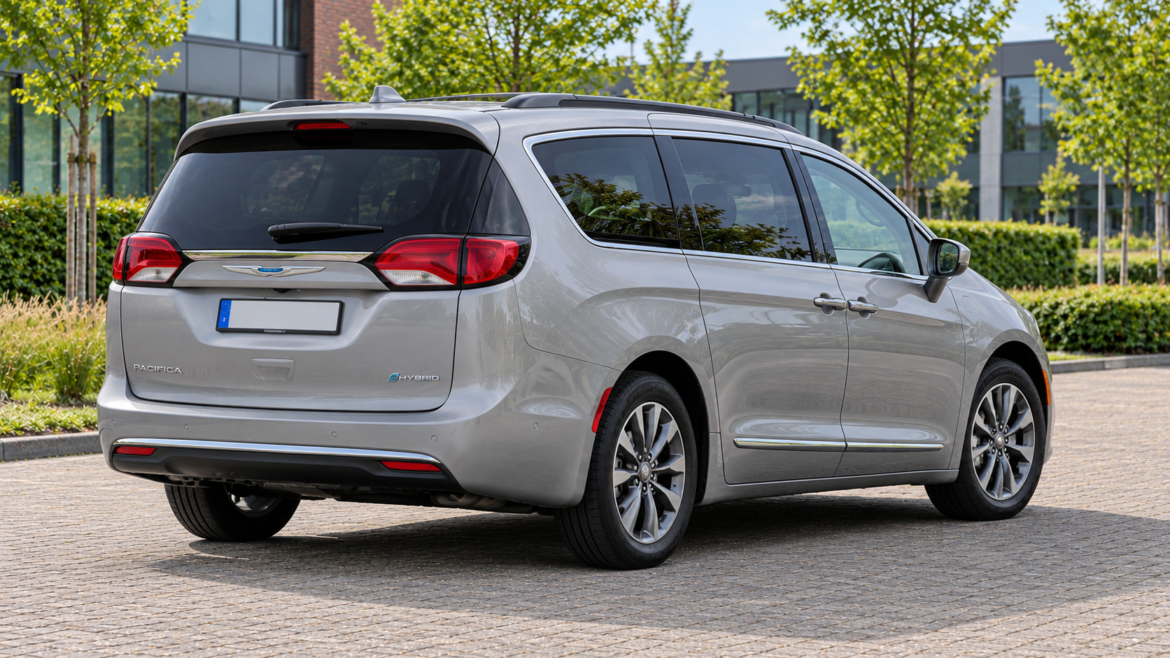 Chrysler Pacifica Hybrid MPV uit de eerdere modelreeks, van achteren gezien