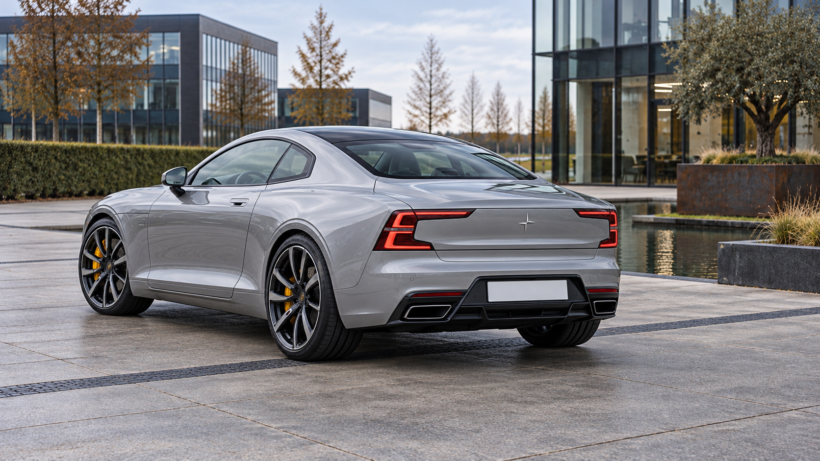Zilveren Polestar 1 plug-inhybride coupé van linksachter bij een kantoor
