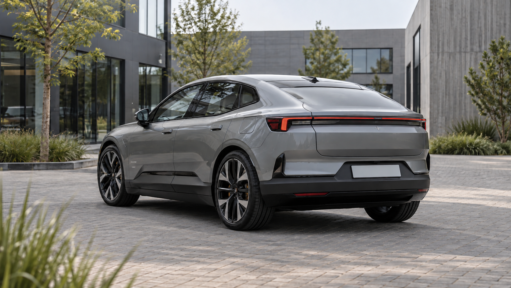 Achterzijde van een zilvergrijze Polestar 4 coupé zonder conventionele achterruit